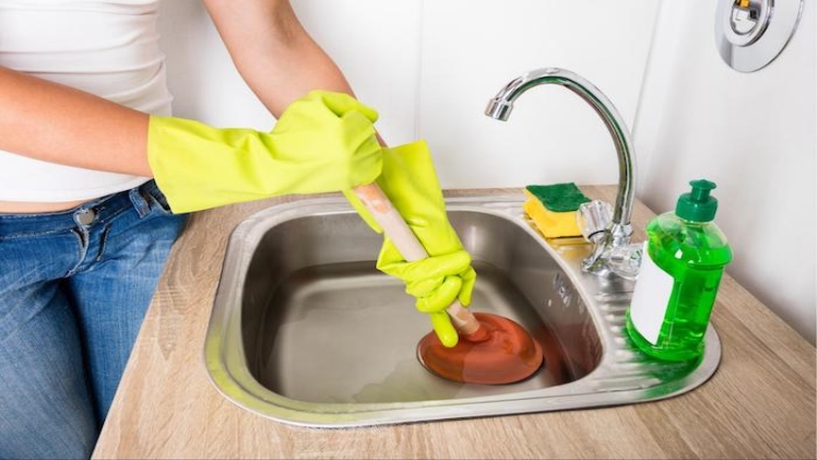 quick way to unclog the kitchen sink